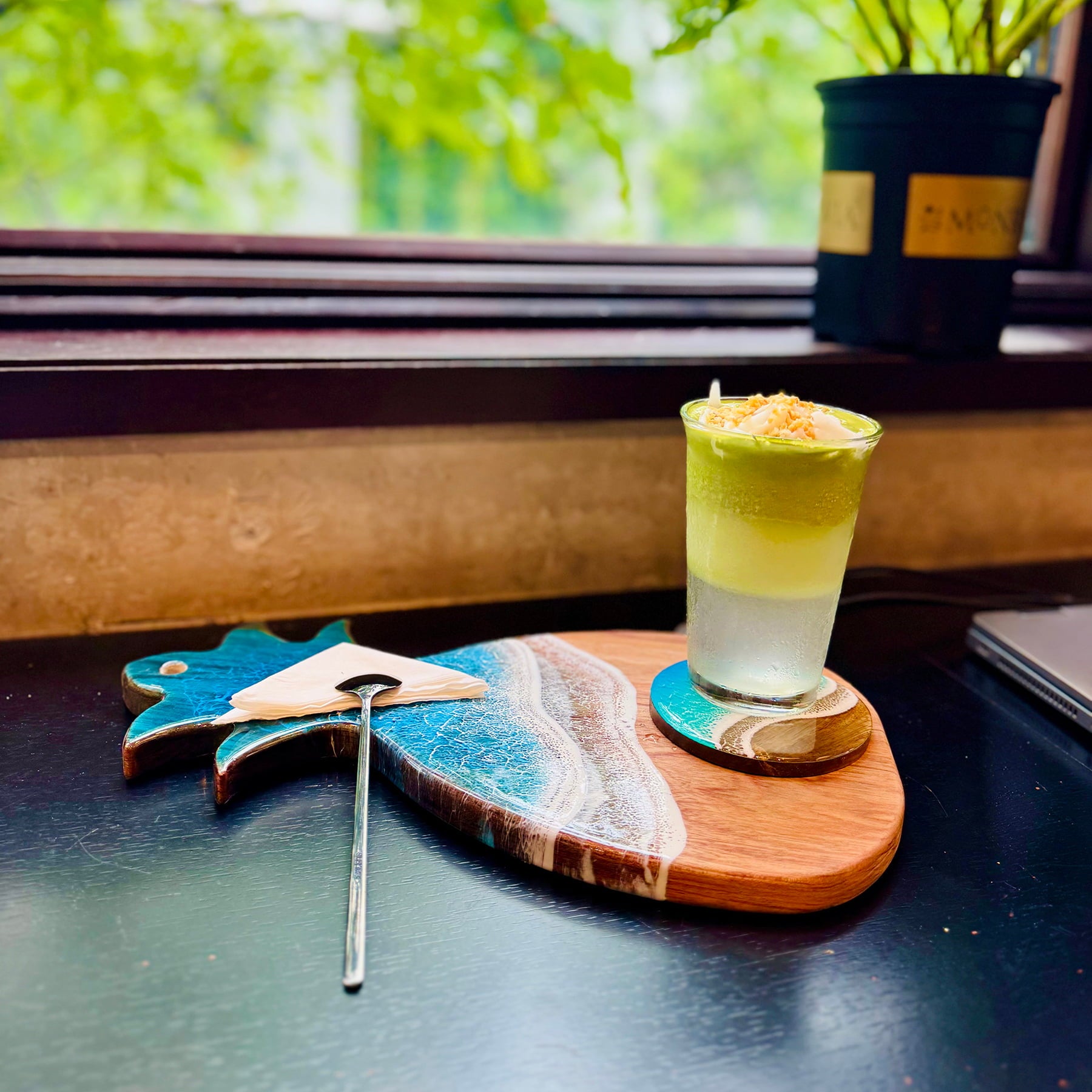 "Glow" – Ocean Resin Pineapple Board