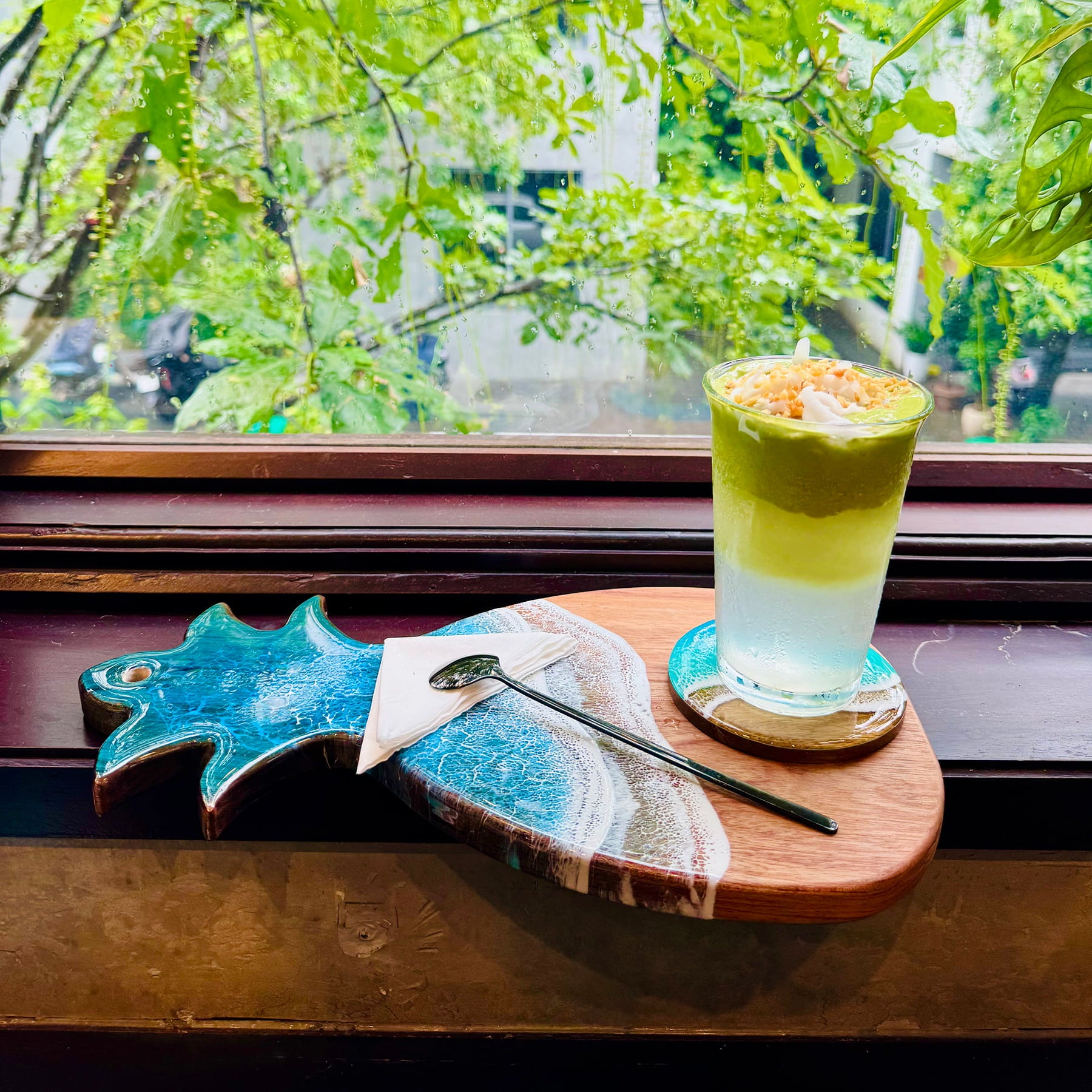 "Glow" – Ocean Resin Pineapple Board