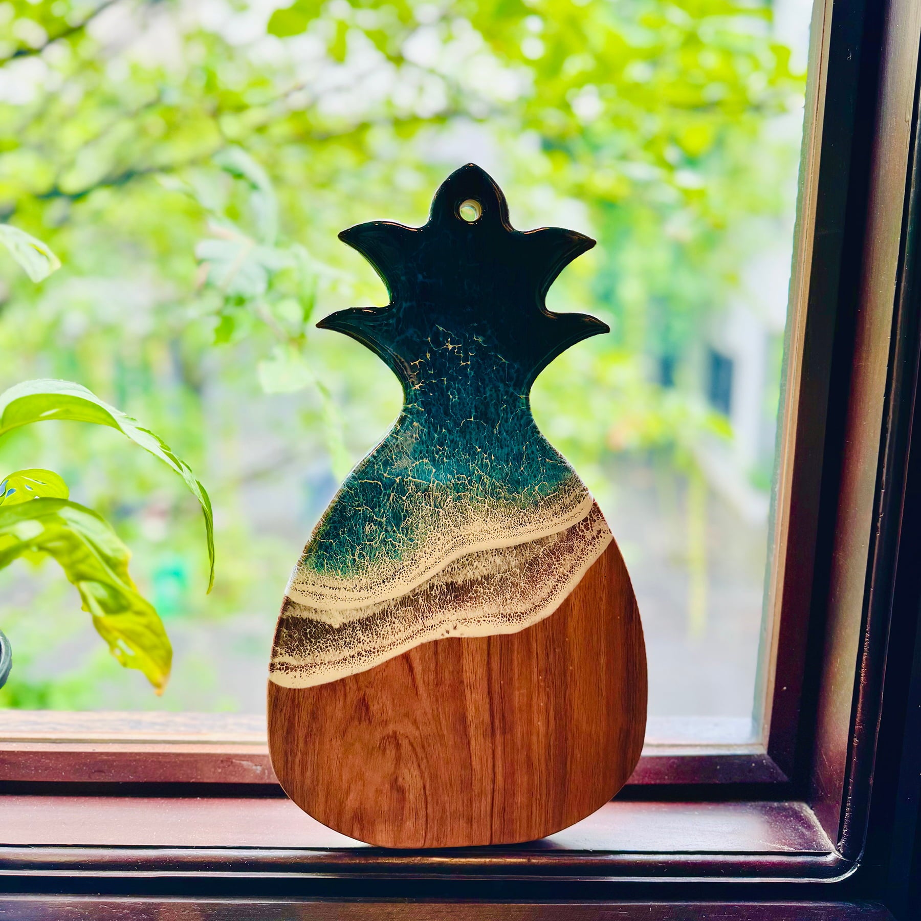 "Glow" – Ocean Resin Pineapple Board